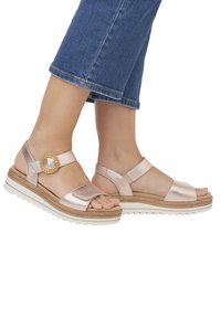 Metallic rosegouden sandalen met klittenband, ronde decoratieve hardware, platformzool en getextureerde rubberen buitenzool.