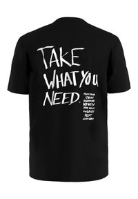 Zwart t-shirt met korte mouwen met vetgedrukte witte tekst: "NEEM WAT JE NODIG HEBT" en een lijst van items zoals "vrijheid", "geld" en "goede vibes."