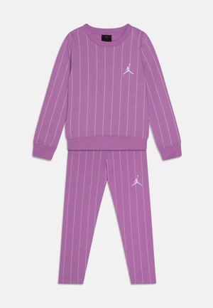 Fioletowa bluzka z długim rękawem dla dzieci oraz dopasowane spodnie w pionowe białe paski, z małym białym logo Jumpman na piersi i udzie.