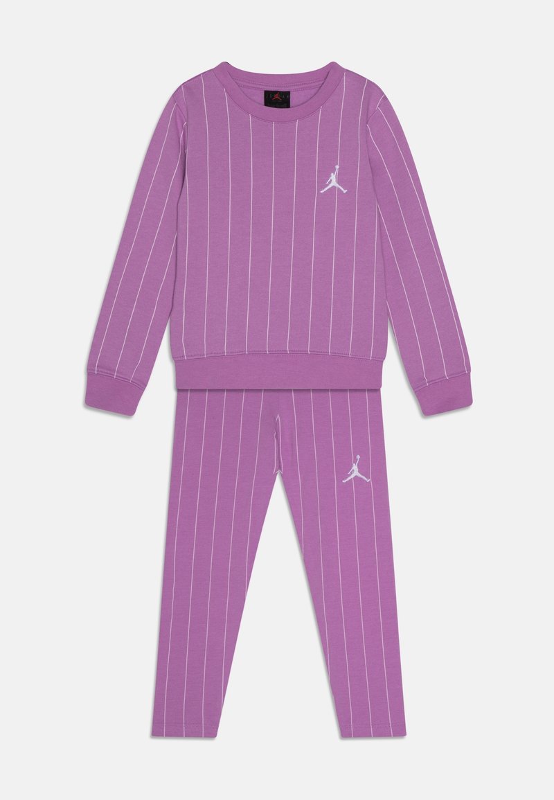 Haut à manches longues violet pour enfants et pantalon assorti avec des rayures blanches verticales et un petit logo Jumpman blanc sur la poitrine et la cuisse.