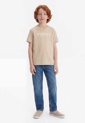 Tommy Hilfiger TEXTURED LOGO T-SHIRT - Tricou cu imprimeu - gulf sand