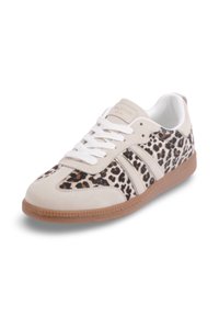 Baskets de sport beiges avec des accents à imprimé léopard, lacets blancs et semelle en caoutchouc texturé. Comprend un dessus en synthétique et un col rembourré.