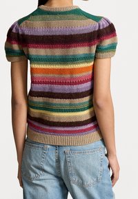 Gebreide trui met korte mouwen, in horizontale strepen van groen, paars, oranje, roze en beige. Textuur van ribbelkraag en onderrand.