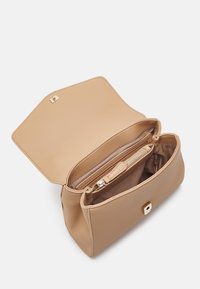 Béžová kožená kabelka s pevným tvarem, s otevřeným vrchem, zipovou kapsou a zlatými kovovými detaily.