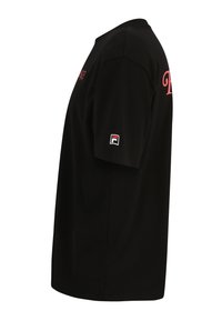 Sort bomulds T-shirt med korte ærmer, der har pink logo tekst på forsiden. Indeholder rød, hvid og sort logo patch på ærmet.