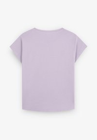 T-shirt di cotone viola chiaro con maniche corte, scollo rotondo e orlo dritto. La texture appare liscia con dettagli di cucitura minimali.