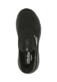 Schwarzer Skechers Slipper mit einem Obermaterial aus Mesh, gepolsterter Innensohle, strukturiertem Zehenbereich und einer dicken Gummisohle. Mit Logo-Akzenten.