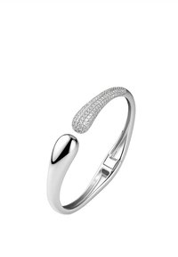 Bracciale in argento caratterizzato da una forma liscia e arrotondata, con una sezione testurizzata decorata con piccoli cristalli su un'estremità.