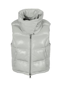 Gilet imbottito in pelle grigia chiara con colletto alto, chiusura a zip e due tasche laterali con texture trapuntata.