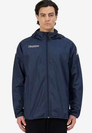 Giacca impermeabile blu navy con cappuccio, chiusura con zip e polsini elasticizzati; presenta il logo Kappa sul petto e sulla manica. Texture liscia.