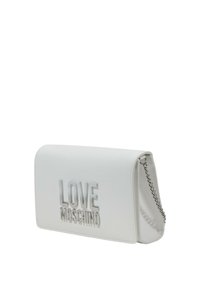 Clutch bag in finta pelle bianca con logo in rilievo "LOVE MOSCHINO", tracolla in catena argentata, superficie liscia, forma rettangolare, design minimalista.