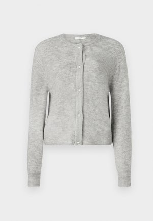 Šedý žebrovaný cardigan vyrobený z pletené látky. Má kulatý výstřih, dlouhé rukávy a zapínání na knoflíky s dekorativními knoflíky připomínajícími perly.