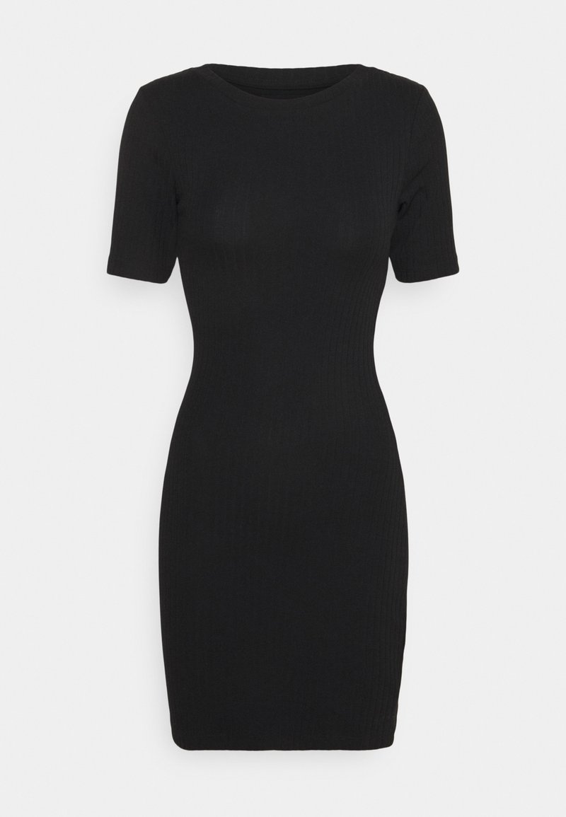 Robe noire ajustée à manches courtes avec encolure ronde et ourlet longueur genou sur fond blanc uni.