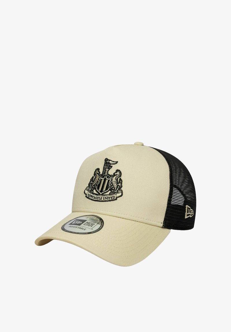 Beige und schwarze Mesh-Verstellkappe mit dem auf der Vorderseite gestickten Emblem von Newcastle United und dem New Era-Logo an der Seite.