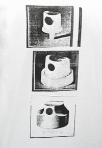 Grafický design na bílém tričku s třemi černobílými obrázky válcových objektů různého tvaru a s otvory.