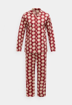 Conjunto de pijama en rojo y crema con patrón, que incluye una camisa de manga larga con cuello y pantalones a juego, ambos decorados con motivos de estallido estelar.