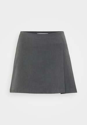 Jupe a-line grise avec une taille droite, ourlet au-dessus du genou et une fente sur le côté pour ajouter une touche de détail. Fabriquée dans un tissu texturé.