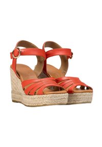 Sandales à talons compensés ouvertes avec des brides en simili cuir orange, une semelle en espadrille et un accent en or sur la bride de cheville.