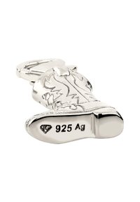 Zilveren cowboylaarzen sleutelhanger met ingewikkelde bloemengraving. Basis gemarkeerd "925 Ag" wat duidt op een zilveren samenstelling.