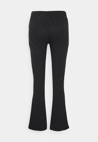 Čierne zvonové nohavice vyrobené z mäkkého, elastického materiálu. Majú elastický pás, hladkú textúru a žiadne viditeľné vzory ani kovanie.