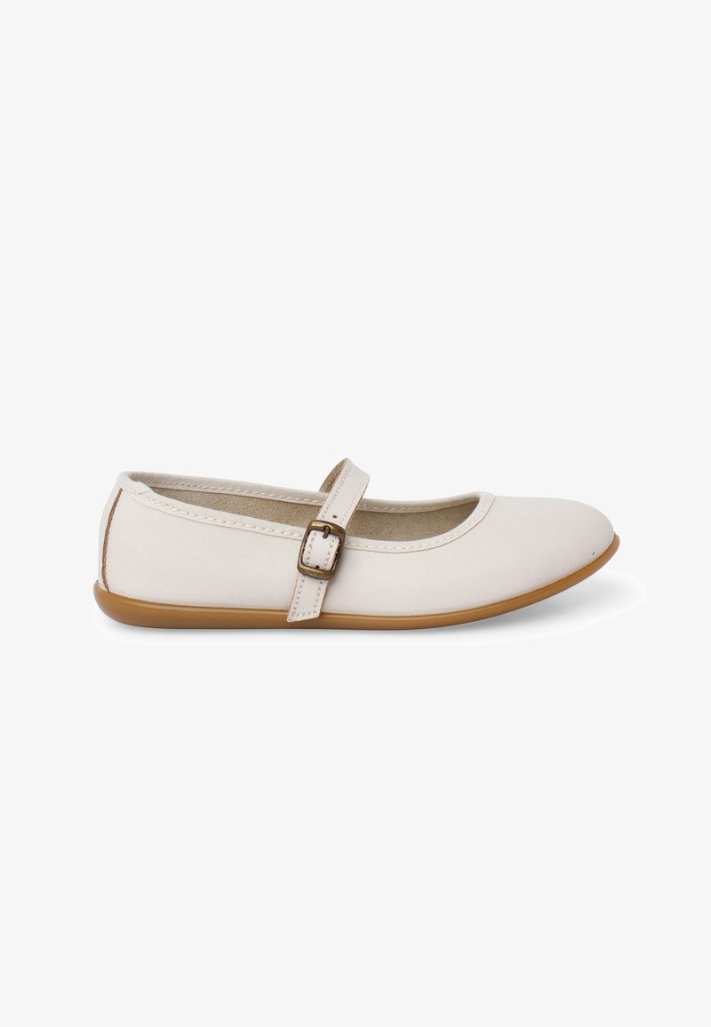 Chaussure plate blanche type Mary Jane avec bride à boucle marron et semelle marron clair, vue de profil sur fond blanc.