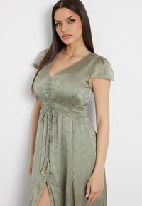 Guess DESTINY V NECK  - Maxikjoler - verde