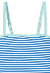 Top de tirantes a rayas con rayas horizontales en azul claro y blanco, con tirantes finos ajustables y una tela suave y elástica.