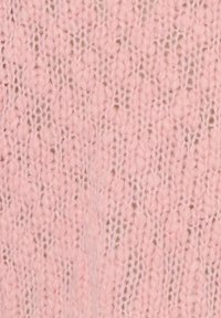 Tessuto lavorato a maglia rosa chiaro con una trama morbida e leggera, caratterizzato da una tessitura aperta, che mostra un motivo delicato e uniforme in tutto il materiale.