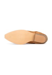 Suela de zapato de ante en marrón claro, con un acabado suave, patrones de agarre de goma y punta afilada para un diseño aerodinámico.