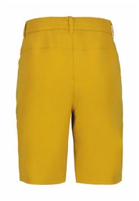 Pantalones cortos amarillos con una cintura elástica y una textura lisa y sencilla. El diseño presenta un corte recto y una longitud hasta la rodilla.