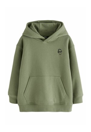 Olijfgroene capuchontrui met voorzak en een klein zwart schedel logo met koptelefoon op de borst.