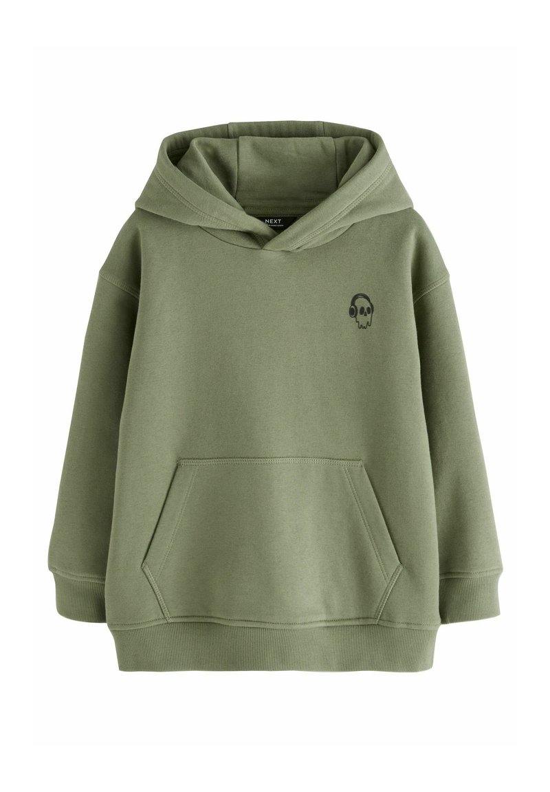 Sweat à capuche vert olive avec poche avant et petit logo noir de crâne portant des écouteurs sur la poitrine.