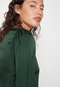 VILA VISOFIE - Blusa - pine grove