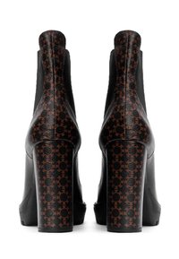 Czarne botki na wysokim obcasie z teksturowanym tyłem ozdobionym brązowym geometrycznym wzorem. Gładka skórzana powierzchnia i zaokrąglony kształt noska.