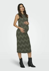 Tėvystės suknele alyvuogių žaliai spalvai su bangų raštu, be rankovių dizainas ir iki kelių ilgio. Derinama su juodais kulkšnies botais.