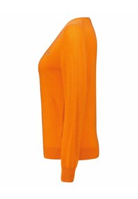 Oranžový pletený svetr s dlouhými rukávy, kulatým výstřihem a žebrovanými manžetami. Na hrudi se nachází malé logo, má hladkou texturu.