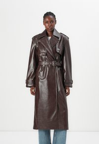 Brauner Leder-Trenchcoat mit glänzender Oberfläche, großen Revers, tailliertem Gürtel und geknöpften Manschetten. Verfügt über Fronttaschen und ein knie-langes Design.