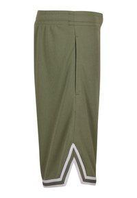 Pantalones cortos de baloncesto de color verde oliva con ribete blanco en la parte inferior y un corte en forma de V en cada pierna.