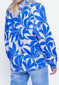 Emily van den Bergh Camicetta - blue