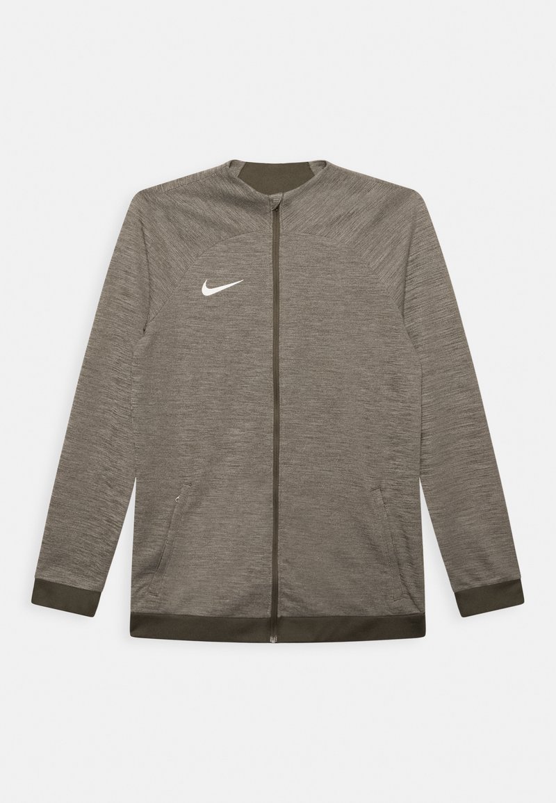 Grau Sportjacke mit Reißverschluss vorne, hohem Kragen und strukturiertem Stoff. Mit dunkelgrünen Akzenten und einem weißen Nike-Logo auf der Brust.