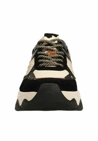 Baskets beiges et noires, avec une tige texturée, une semelle intermédiaire blanche épaisse et des lacets à motifs, sur une semelle extérieure en caoutchouc noir bulky.