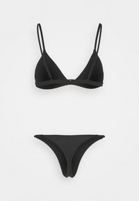 Conjunto de bikini preto com um sutiã em triângulo com alças ajustáveis e parte de baixo de corte baixo, ambos feitos de um tecido suave e elástico.