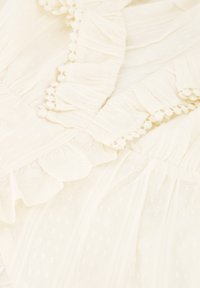 Witte textuurstof met delicate ruches en kanten accenten, met een subtiel patroon en een zachte, vloeiende val.
