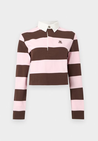 Μακρυμάνικο κοντό ράγκμπι πουκάμισο με φαρδιές οριζόντιες ροζ και καφέ ρίγες, λευκό γιακά και μικρό λογότυπο στο στήθος.