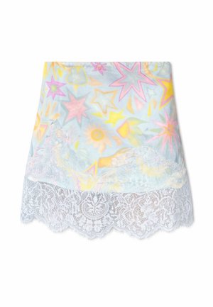 Mini-jupe bleu pastel à motifs multicolores d’étoiles et de soleil, finie avec un bord en dentelle blanche le long de l’ourlet.