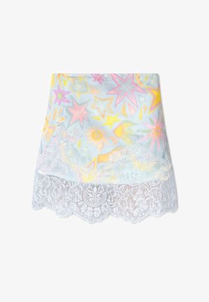 Mini-jupe bleu pastel à motifs multicolores d’étoiles et de soleil, finie avec un bord en dentelle blanche le long de l’ourlet.