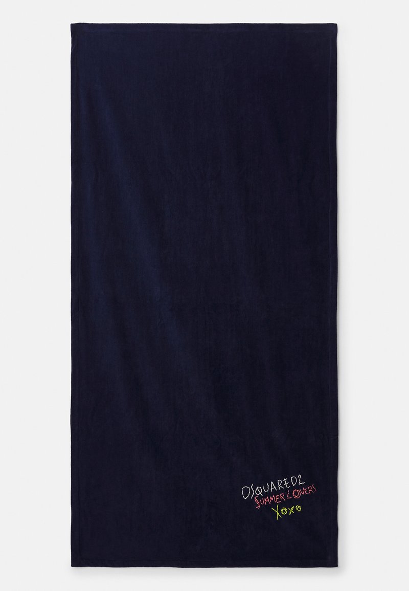 Mornarsko moder brisač, pravokotne oblike, mehkega tekstura, na enem kotu ima večbarvno vezeno besedilo: "OSQUARED2 SUMMER LOVERS XOXO".