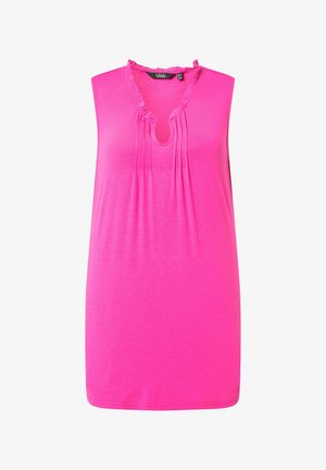 Mouwloze felroze blouse met gerimpelde halslijn en verticale plooien onder de kraag, gemaakt van zachte, lichtgewicht stof.