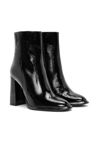 Botines negros con un acabado brillante, punta cuadrada y tacones altos y gruesos, con una textura lisa y un diseño sin costuras.