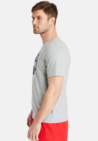 Timberland KENNEBEC RIVER TREE LOGO SHORT SLEEVE - Triko s potiskem - medium grey heather